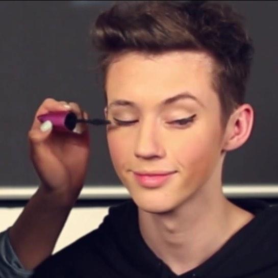 wifitroye's tweet photo. RT THIS OR YOU WILL FALL DOWN THE STAIRS TODAY. TROYE SAW YOU OPEN THIS. #votetroyesivan http://t.co/FdWYgA0noe