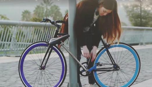ilpost's tweet photo. La bici impossibile da rubare, inventata da tre studenti di ingegneria cileni - video http://t.co/vUz4BntrU2 http://t.co/xaNCMlRF65