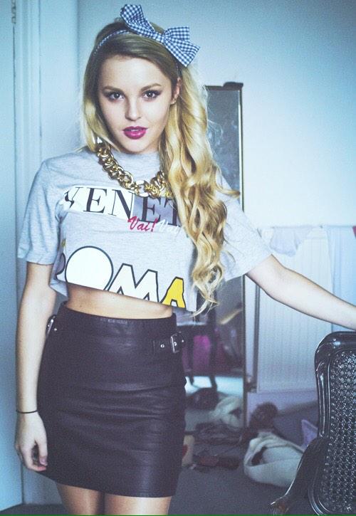 nialIsmatch's tweet photo. Como pode ser tão linda?!!?! #SimonSignOnlyTheYoung http://t.co/a9dvwA0kjA