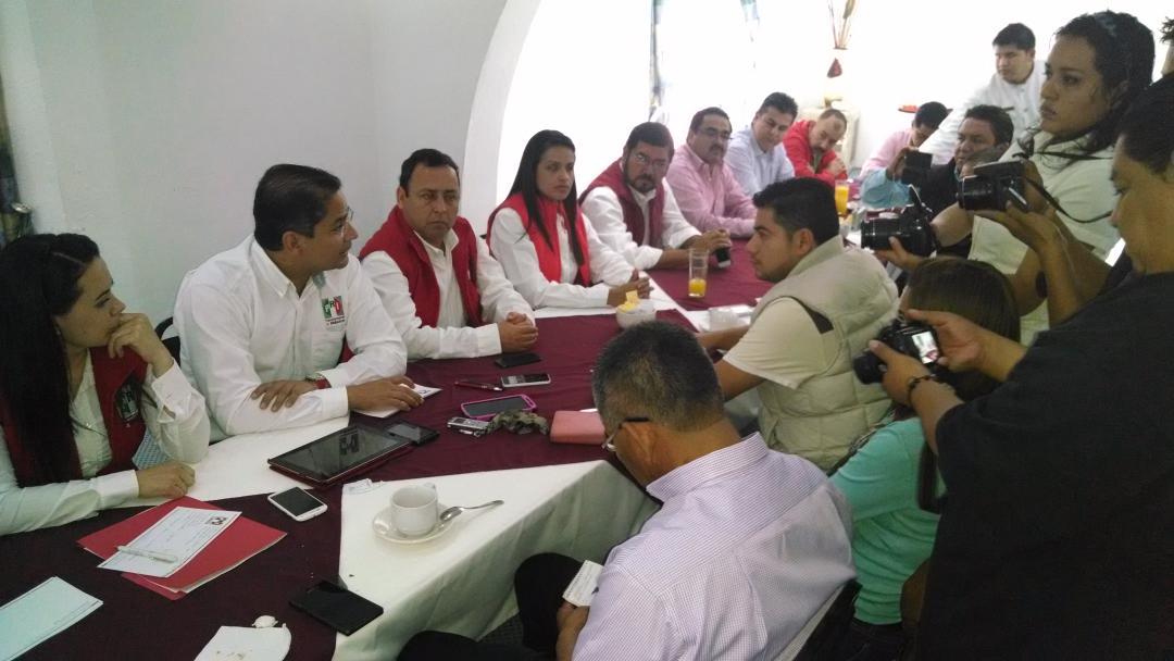 PrensaPRIQro's tweet photo. El Pdte @tonatiuh_sm en rueda de prensa con medios de la zona serrana del Estado de Querétaro http://t.co/NTsRkghh27