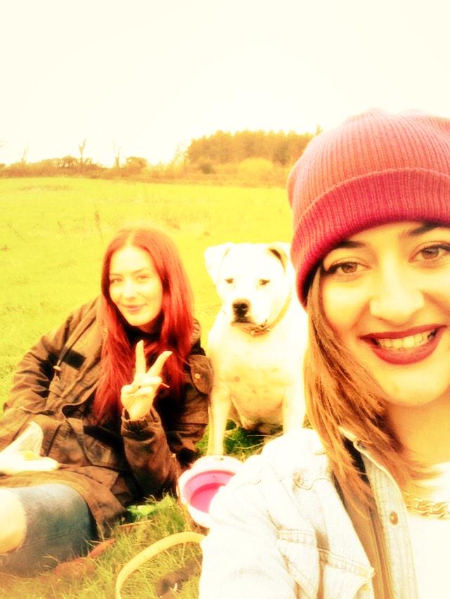 KimGregory_'s tweet photo. 👭🐶❄️💛 http://t.co/QbksnyY5LP