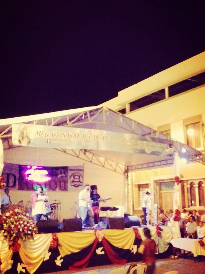 JimenezCamilo_'s tweet photo. Ayer viviendo el #MegaRosarioAlParque ✟󾮡💙
¡Un grito por la Paz y la Vida! ✌👏👼 http://t.co/IGvp1HSKGA