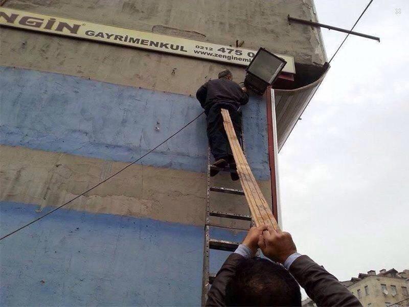 Heryer_geziPRK's tweet photo. İş güvenliği anlayışımız bu! http://t.co/ljqEEycUcR
