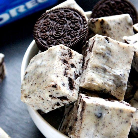 YummyImages's tweet photo. Cookies and Cream Oreo Fudge http://t.co/GpAIAJSGDw