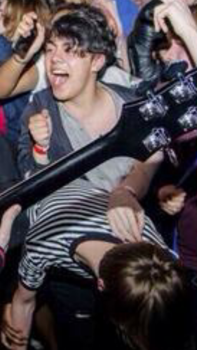 tomiebers's tweet photo. tommy being abused by a fan at a hectic meet and greet http://t.co/VxeS11cYJa