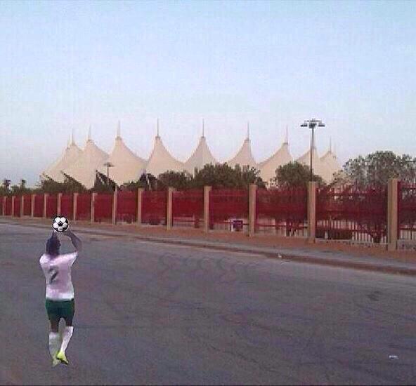 abo_alhanof's tweet photo. #السعوديه_الامارات 
#السعودية 

تم ألتقاط صور لسعيد المولد خارج الملعب ههههههههههههههههههههههههه

مو كذا يامولد http://t.co/2YZEdTEe0U