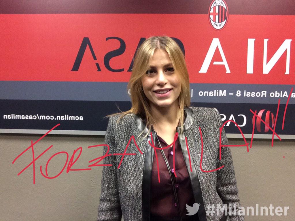 acmilan's tweet photo. Yes, always #ForzaMilan signed by Barbara Berlusconi! #TwitterMirror #MilanInter http://t.co/w2ukLLXqpn