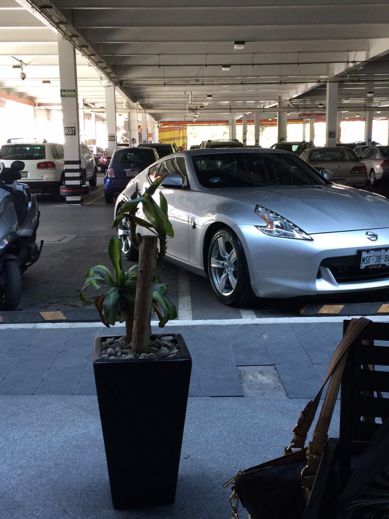 Y se estaciono asi porque? Porque le dio la gana! Poooor?