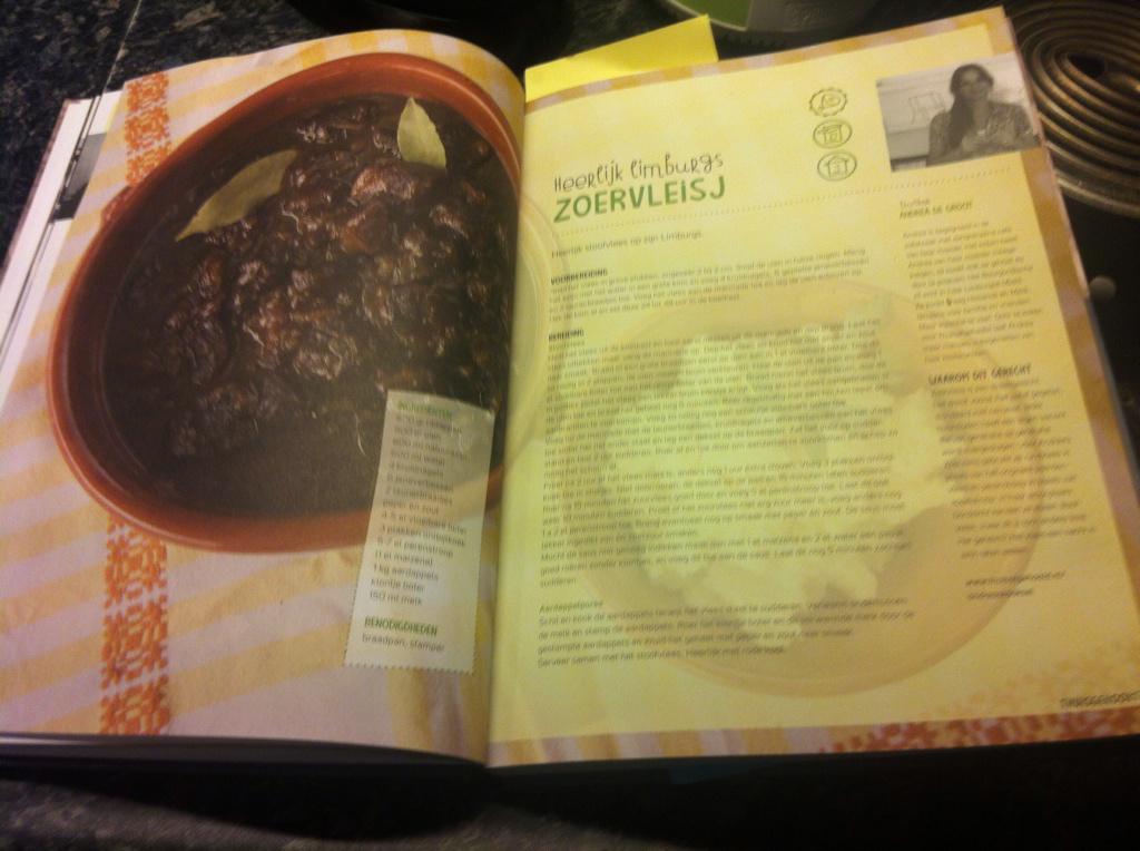 MennovdBorg's tweet photo. Dinertime,gemaakt uit receptenboek@thuisgekookt,Limburgs streekgerecht, ZOERVLEISJ met aardappels en peertjes. http://t.co/SXPWt8IA71