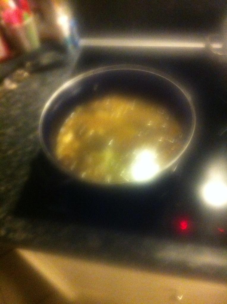 MennovdBorg's tweet photo. Dinertime,gemaakt uit receptenboek@thuisgekookt,Limburgs streekgerecht, ZOERVLEISJ met aardappels en peertjes. http://t.co/SXPWt8IA71