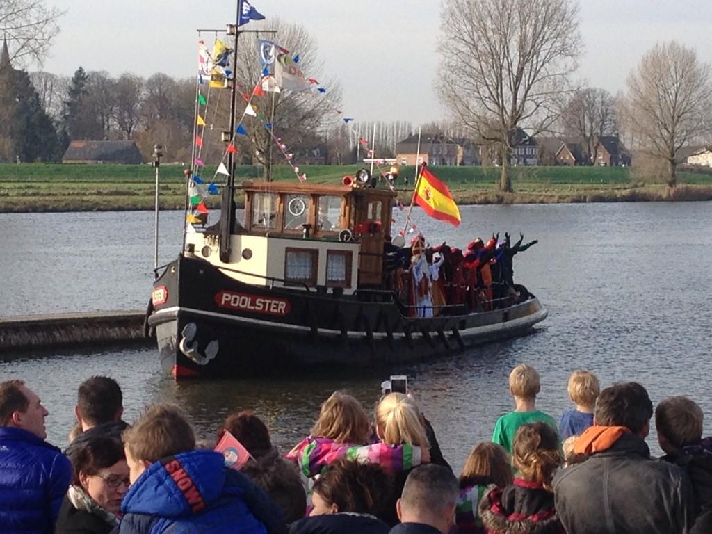 JeugdMook's tweet photo. Ja, ja, hij is er weer!! Sint heeft Mook gevonden. Kleintjes verwend, en Pieten meegedanst op discobeats in Pellus!! http://t.co/Uy2JajB67D