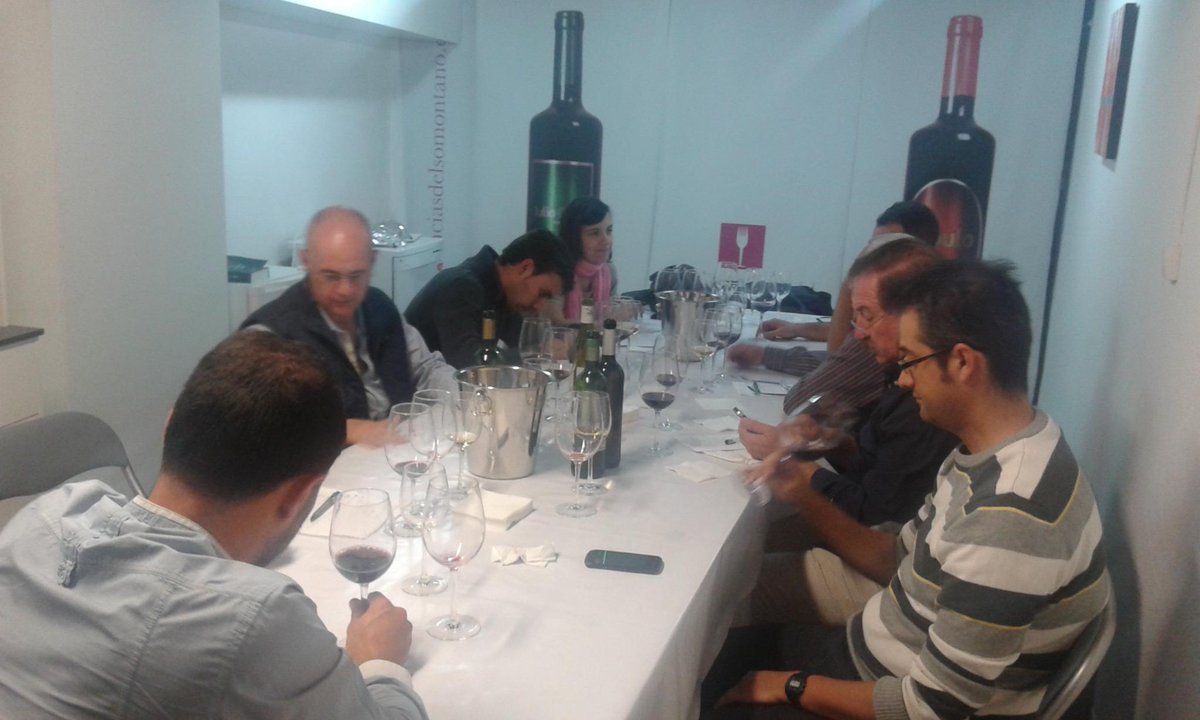 SergioBielsa1's tweet photo. #blogesenciasdelsomontano última cata del club de vinos http://t.co/yabCAfJ6we http://t.co/HmCCsK6Mkm