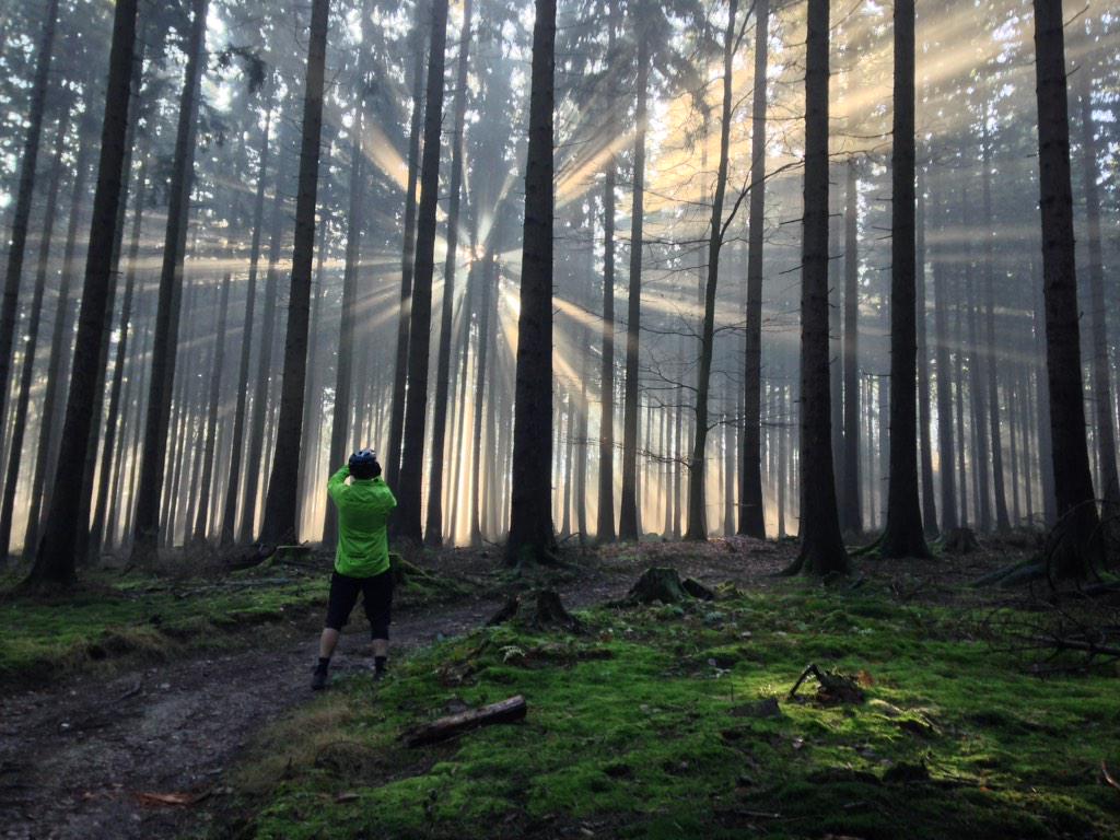 jozzimm's tweet photo. Now that's something to remember! Early morning bike rides with @mozzimm #yeticycles #mtb #nature #sun http://t.co/1GLiRcjbhL
