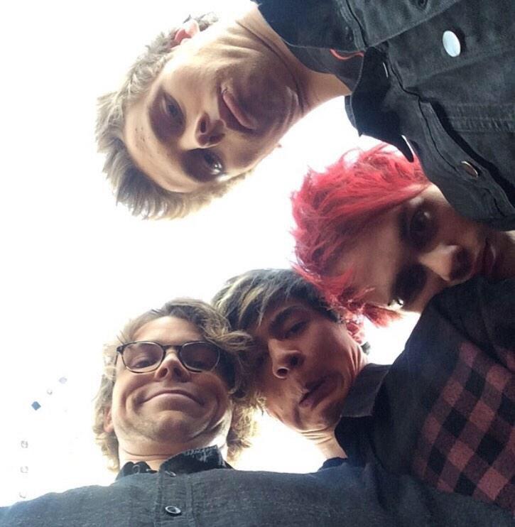 expt624's tweet image. Squad goals 

Vote @5SOS New Artist of the Year #AMAs