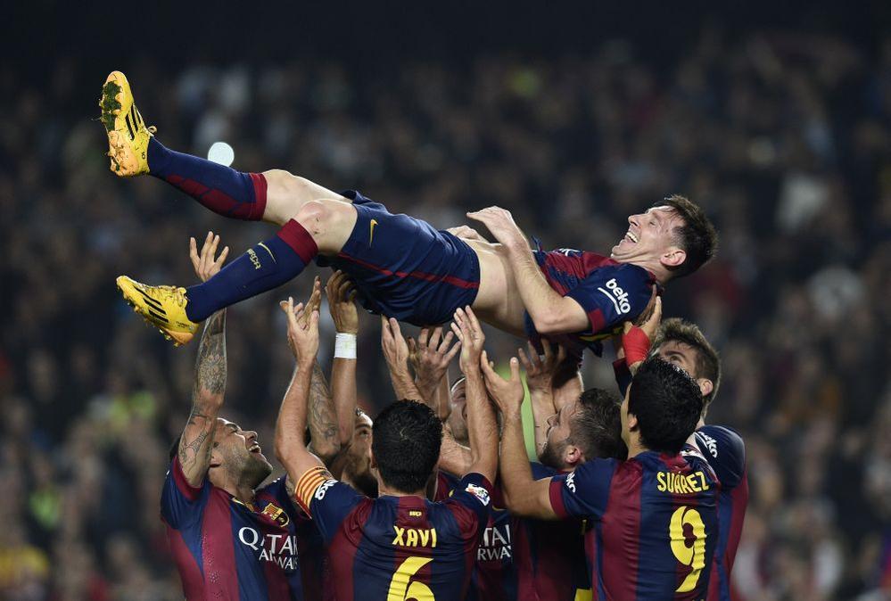 El10Eterno's tweet photo. Los jugadores del Barca intentando mandar a Messi a su planeta... http://t.co/Z7zrOSsJqu