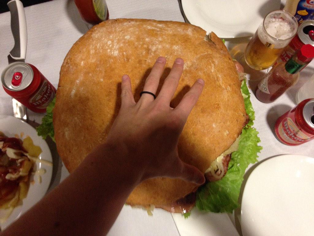 Carlosjavierbj's tweet photo. Burguer time @Alvaro_fh @marchalDeco @mele_hh #fabbbbio http://t.co/SQGY7AEb9x