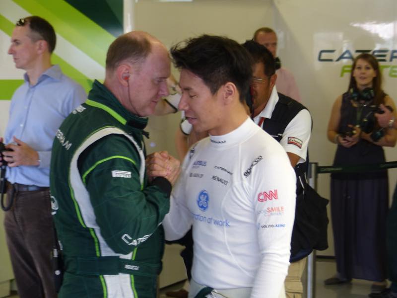 monsieurshibata's tweet image. レース直前､スタッフ一人一人と挨拶を交わす可夢偉選手。何とも言えない表情をしてました。#f1jp