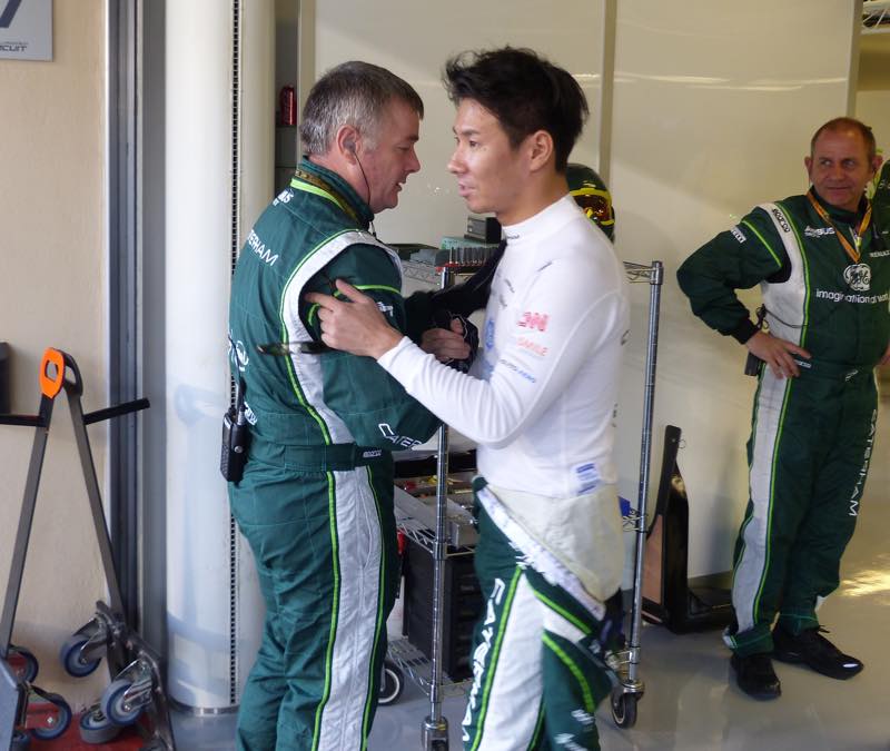 monsieurshibata's tweet image. レース直前､スタッフ一人一人と挨拶を交わす可夢偉選手。何とも言えない表情をしてました。#f1jp