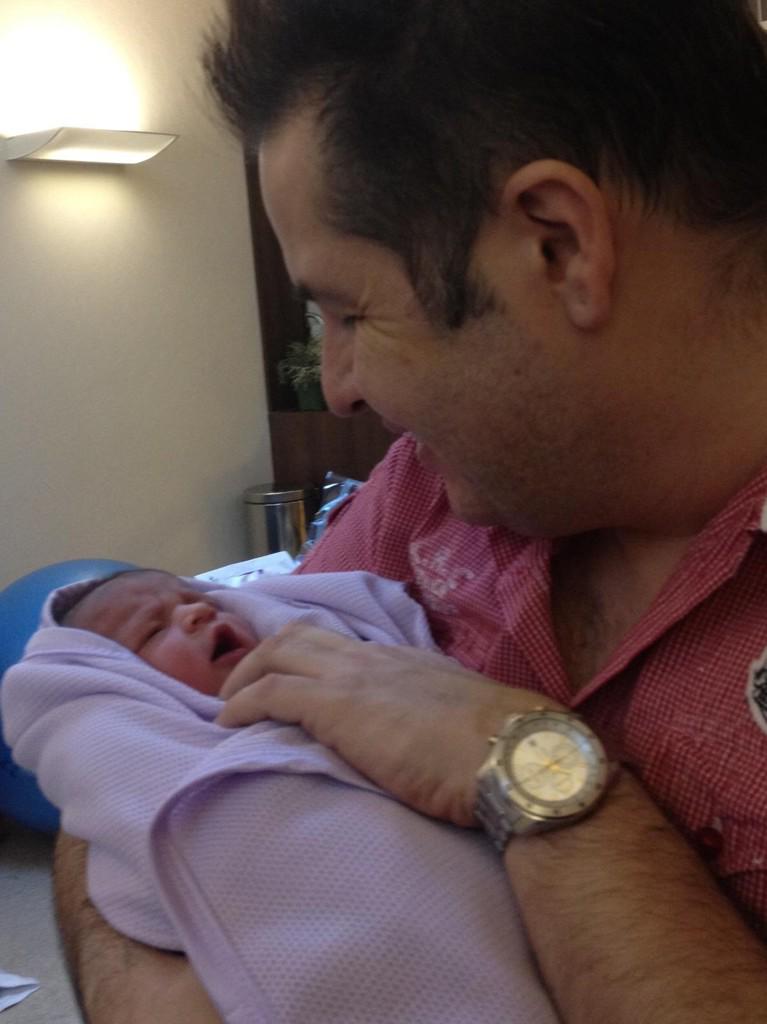 HackettLady's tweet photo. @MumsnetTowers @askherfriends #tokenofaffection Baby Milly met daddy for the first time <3 xx http://t.co/VMY7Segqd2