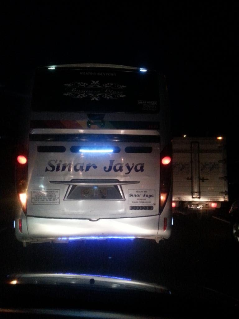 ariapriyan's tweet photo. Sudah 20 menit ga bergerak tol arah jakrta sya di tol timur @TMCPoldaMetro http://t.co/4fhMDx1t6B