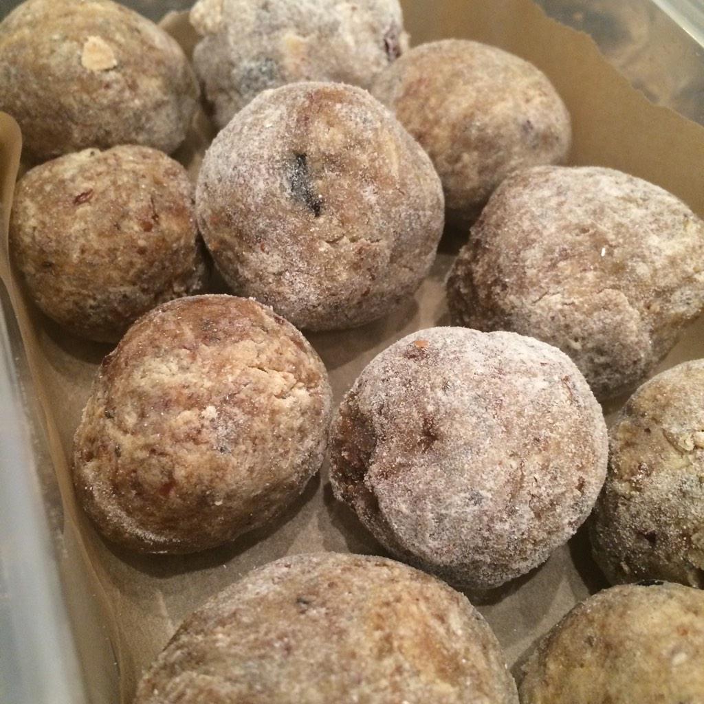 _SunshinenSmile's tweet photo. Vanilla Date Flaxseed Mixed Nuts Ground Almond Cashew and Goji Berry Protein Balls (excuse the container it's late) 😴 http://t.co/CbqNMhyiBX