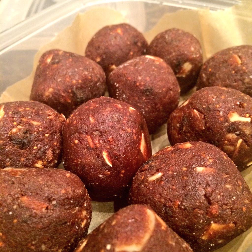 _SunshinenSmile's tweet photo. Raw Chocolate Peanut Butter Fig and Flaked Almond Balls 🍫👌☺️ http://t.co/dHkbNLKO8U