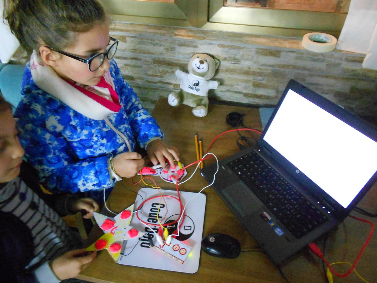 CoderDojoTrani's tweet image. I CoderNinja a Trani crescono in fretta giocando, programmando e creando joypad per videogame