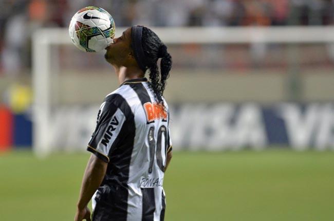 Frases_Futbol's tweet photo. FÚTBOL: Capaz de cambiarte de ánimo cuando mas lo necesitas. http://t.co/eHewfWtSsN