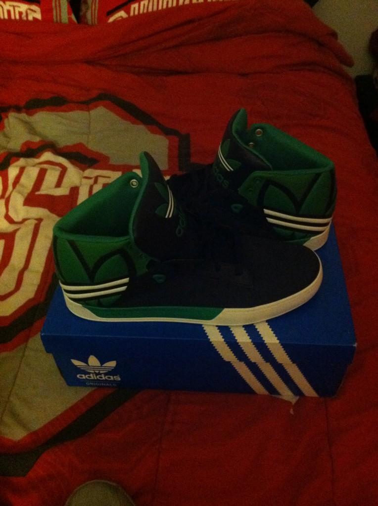 CMacs_Mobsters's tweet photo. New kicks...D rose 4's and attitude vulc's http://t.co/628MnsmN9O
