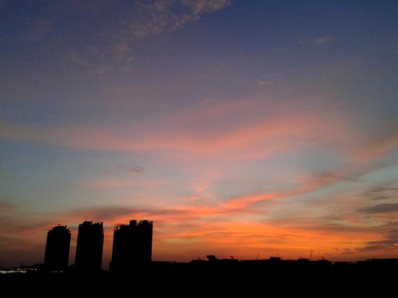 gaicherdy's tweet photo. อรุณสวัสดิ์วันจันทร์  @ BTS อ่อนนุช กทม. http://t.co/urDuJyZMAs