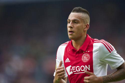 FOXSoccer's tweet photo. 19-year-old Ajax forward performs the perhaps best nutmeg of all time. WATCH: http://t.co/j3bL1QnOnQ http://t.co/V5rP8gOyX7