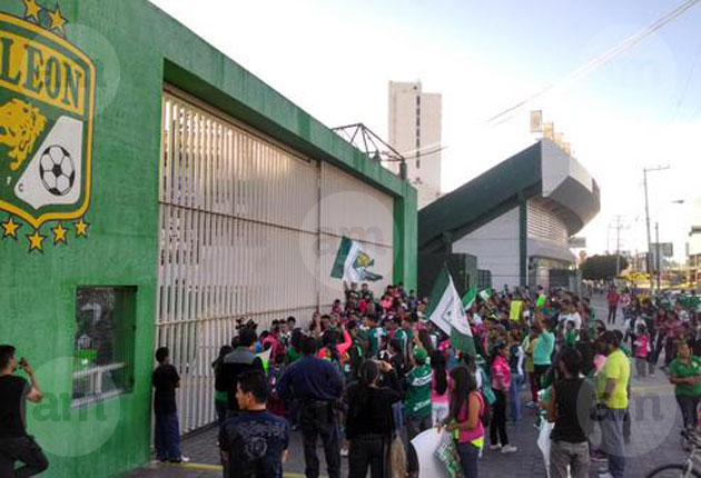 superdeportivo's tweet photo. #SoyFiera Aficionados marchan para pedir que Matosas no se vaya del @clubleonfc http://t.co/cQ7c4wmQ93 http://t.co/HQwgA2Pxzd
