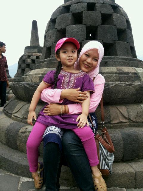 ayaadjaa's tweet photo. Kamala bisa bangun ga yaaaa,,,pinter naik sampai puncak borobudur :D cc: @pujiastutisindh http://t.co/0uG3g1I8BT