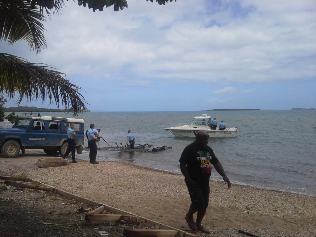 jauneaunc's tweet photo. A Poum, la faamille du disparu et la gendarmerie sont mobilisees pour ledeuxieme jour de recherches http://t.co/wPUunjZK68