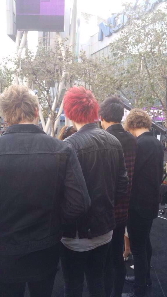 uanreckIess's tweet image. EVEN THE BACK OF THEIR HEADS ARE PRETTIER THAN ME 

#5sosAMAs