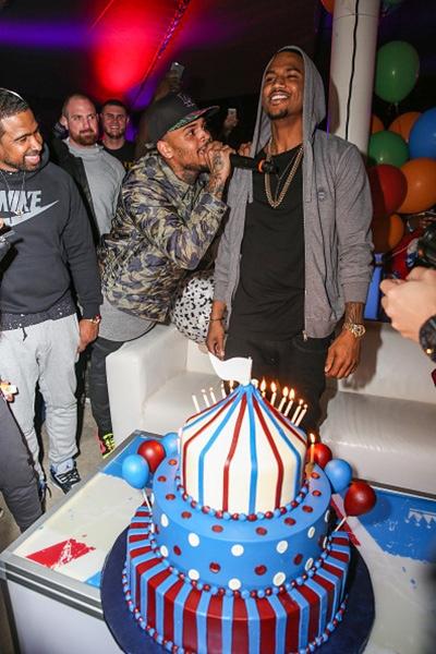 --> GREAT PICTURE Of Chris Brown Singing Happy Birthday? To Trey Songz Last Night 