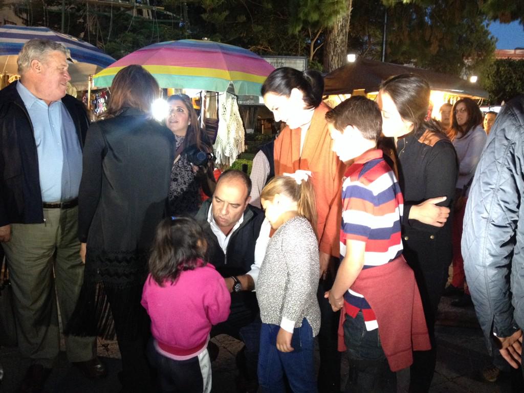 El Presidente Municipal <a href="/RLoyolaVera/">Roberto Loyola Vera</a> y su familia disfrutando del Inicio de las Fiestas de Navidad en el centro.