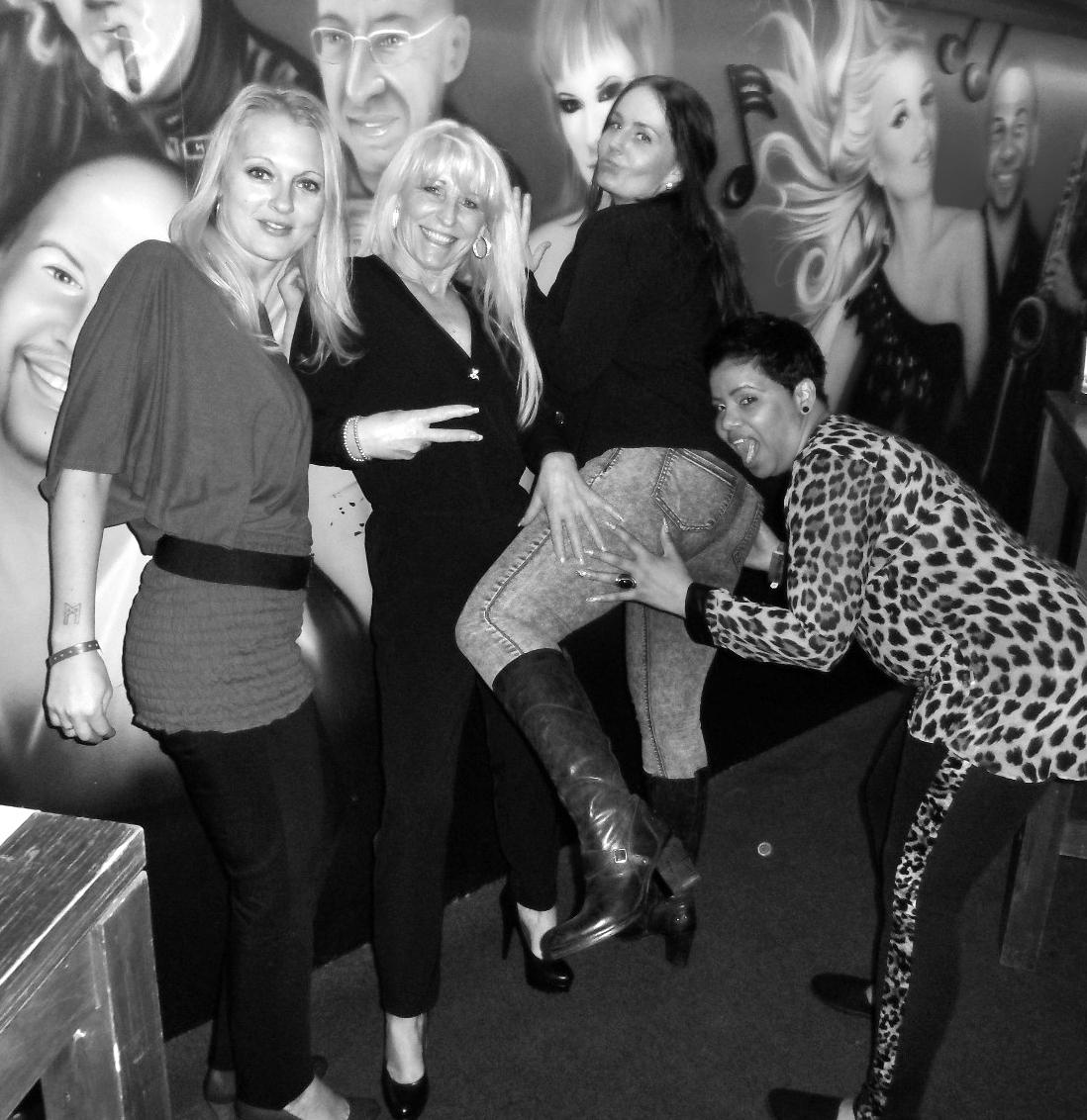 handtas's tweet photo. Gezelligheid met m,n collega,s van het casino !! # Bedrijfsuitje Grazy piano,s in Scheveningen http://t.co/TKHsp7QSmK