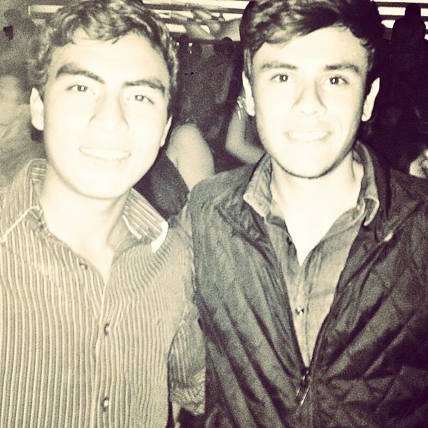 QuiqueRivera14's tweet photo. Hermano #Thehub ❤😁 http://t.co/xEfC718IUL