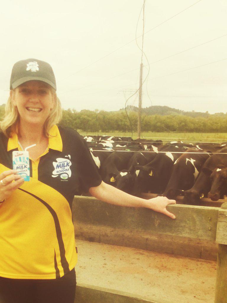 Fonterra's tweet photo. #fonterramilkforschools manager Louise Aitken is excited that from 1500 schools we finally found the #fastestfolder. http://t.co/4Yq9LvZMjA