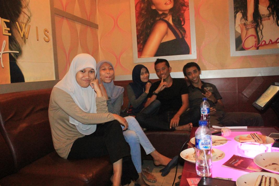 isti_setya's tweet photo. Teman galau Part 1. ({}) http://t.co/oOUIMlWHnj