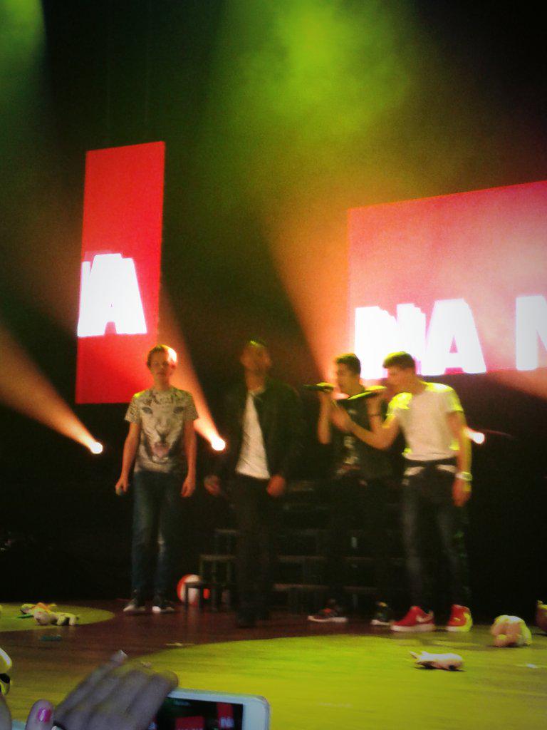 charonne__'s tweet image. PLEASE HELP, ALS IK 200 RT KRIJG MAG IK NAAR DE SHOW 5 APRIL ♥ please RT dit, ik wil zo graag