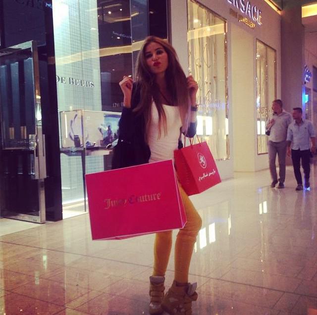 MayHariri_'s tweet photo. Shopping in #Dubaimall #dubai #mayhariri #دبي #دبي_مول http://t.co/mTN39IGbxA