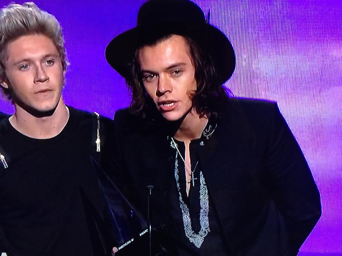 Cosmopolitan's tweet photo. To be @Harry_Styles's hat right now #AMAs http://t.co/AIUGrLWFI5