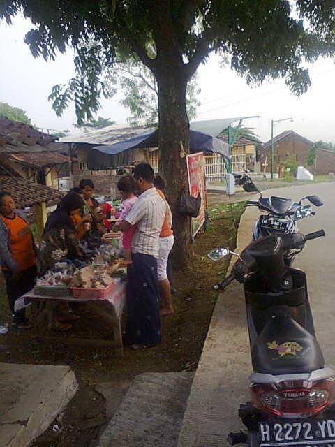 INA_Traveler's tweet photo. KawAN nasi bungkus "SEGO PRIYAYI" juga tersedia di tempat jualan mbk tri dkat bakso jabal http://t.co/97HRz1Xy3W