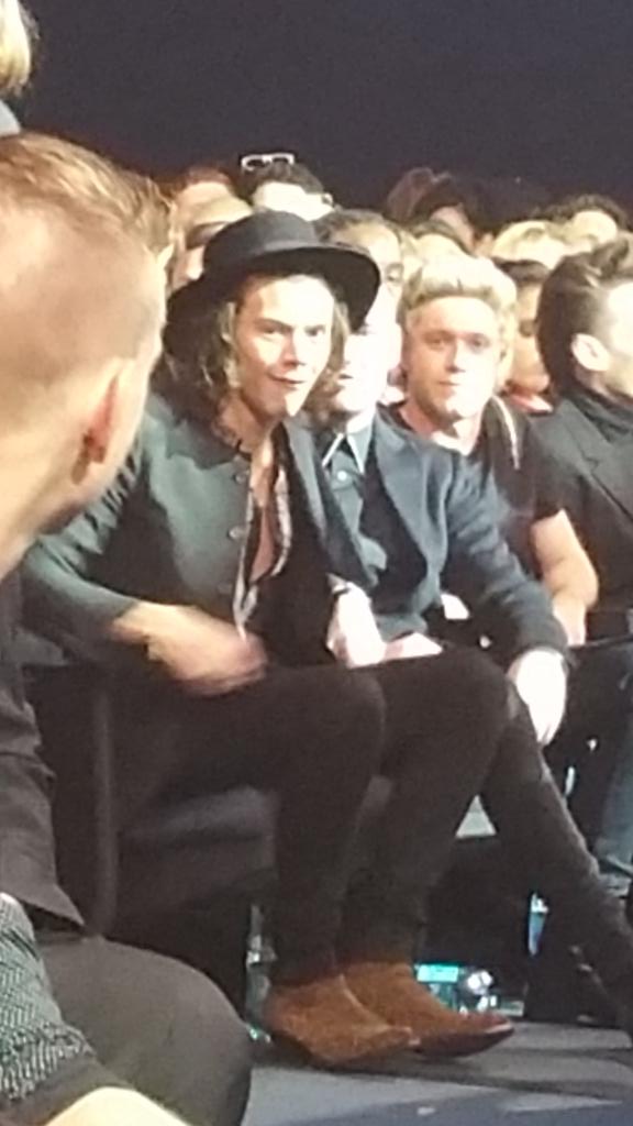 hes94bun's tweet photo. I AM SO DONE!!!! ALL MY DREAMS HAVE COME TRUE HE IS SUCH A GOOFBALL!! @TheAMAs @Harry_Styles #AMAS http://t.co/0orVQeP8wr