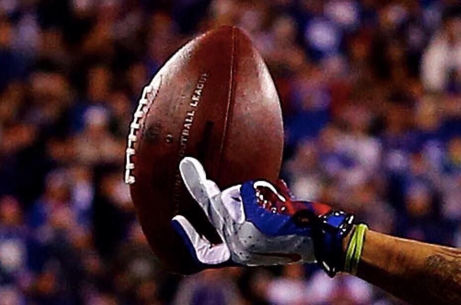 MeredithFrost's tweet photo. Wow. RT @ericsports: Zoomed in picture of Odell Beckham Jr.'s catch via @bencelestino http://t.co/AKILs167FR