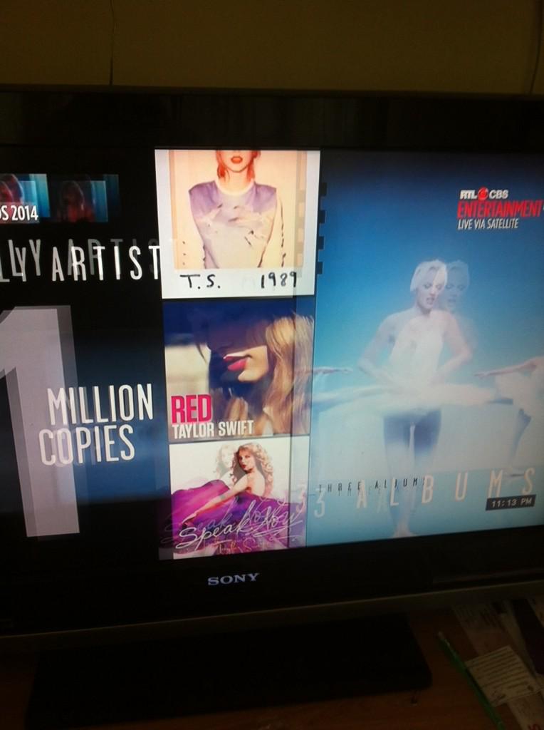TSwiftNewsTH's tweet photo. ตอนนี้เขากำลังพูดถึงเทย์อยู่ค่าา #AMA14 http://t.co/cv4geP2769