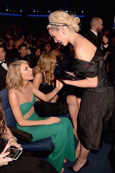 Dianna 🐝 like hey girl how are you Taylor. And Taylor is the same way. #AMAs #beautifulreality