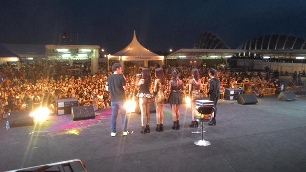 911Warriors's tweet photo. [PHOTO #2] S.O.S (@SOSisofficial) Indonesian Girlband live @ Sundown Festival 2014 in Singapore #girlgroup #indonesia http://t.co/MdIwnkI5fG